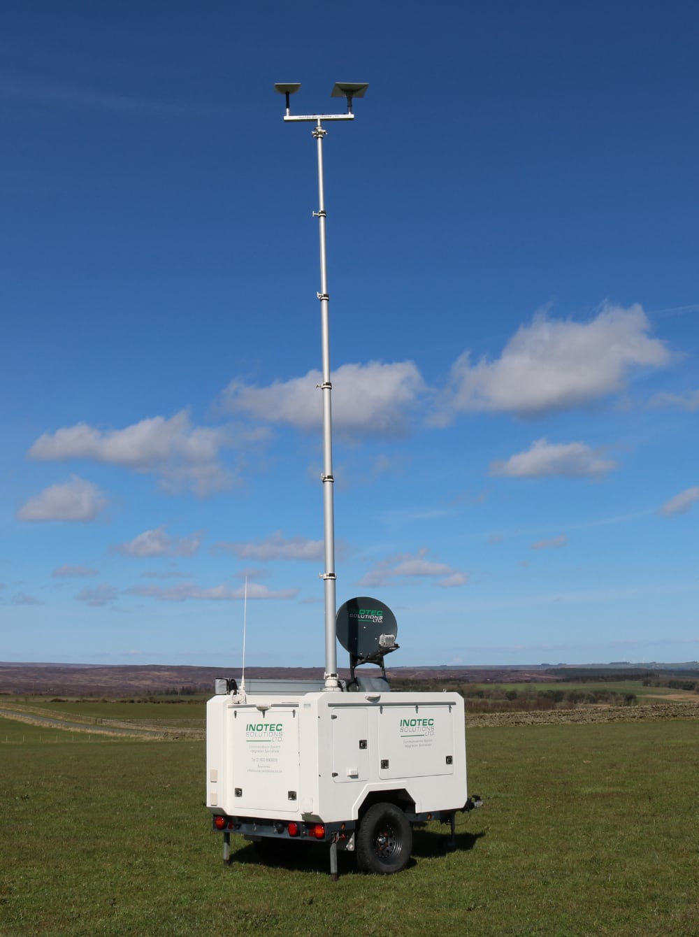 Deployable Resilient Multicom trailer with communications mast and satellite equipment